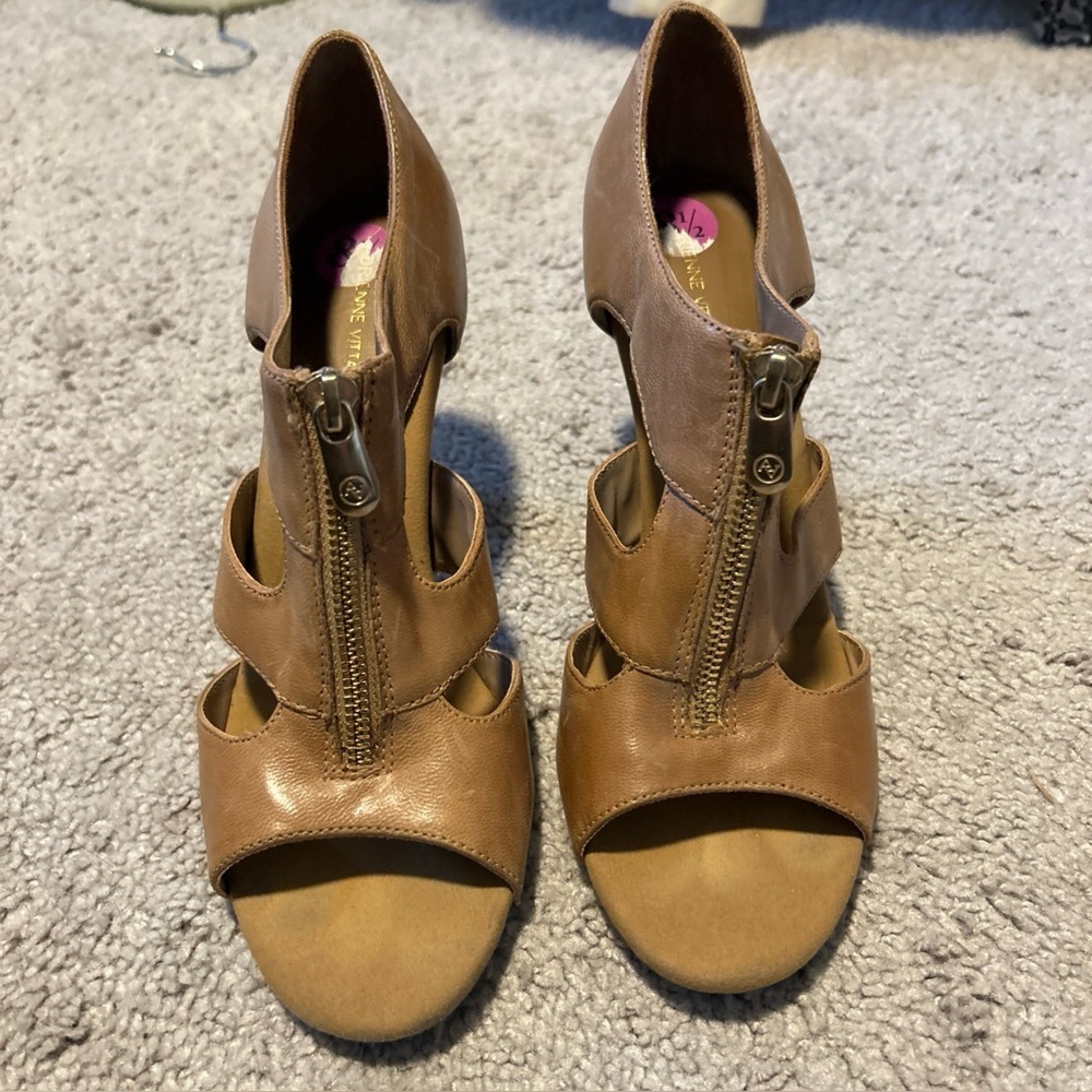 Adrienne Vittadini women size 8.5 tan leather open toe high heel shoe Viktor